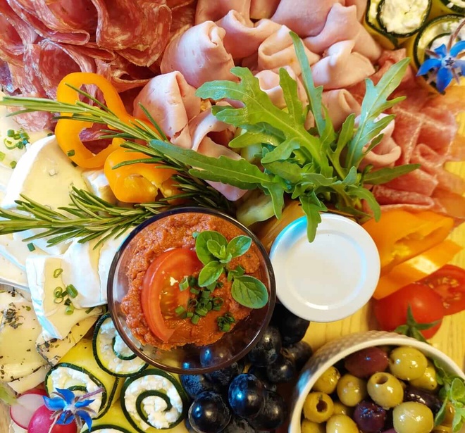 Antipastiplatte mit Oliven und Zucchiniröllchen