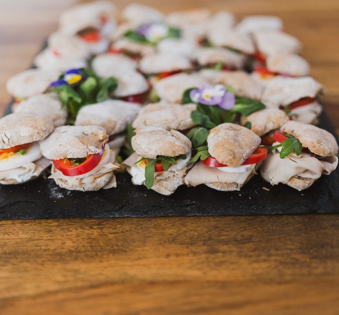 Fingerfood - gefüllte Ciabatta Tomaten Mozzarella Weckerl