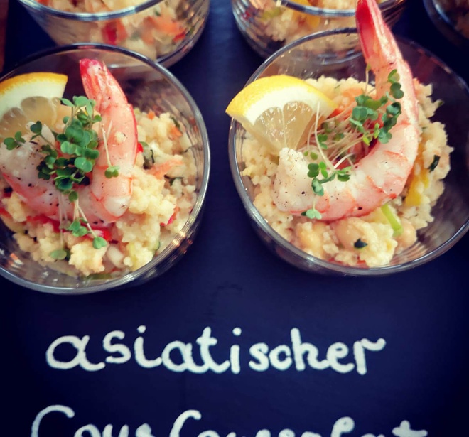Asiatischer Salat im Glas mit Cous-Cous und Garnele