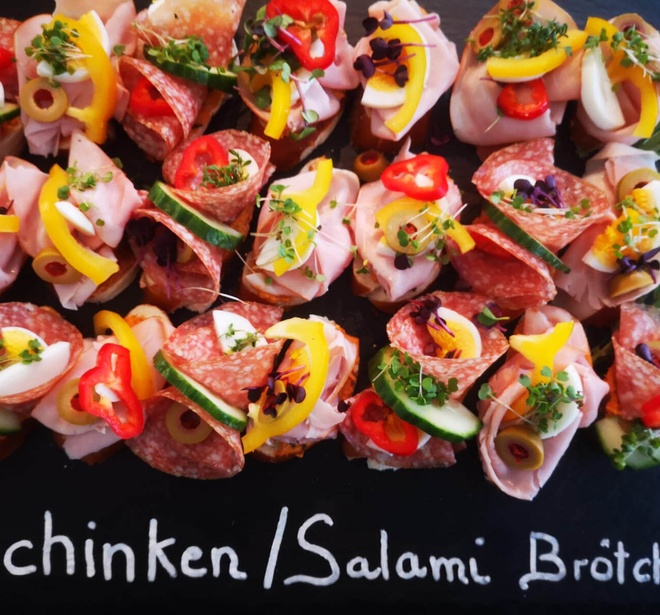 Fingerfood Brötchen mit Schinken und Salami